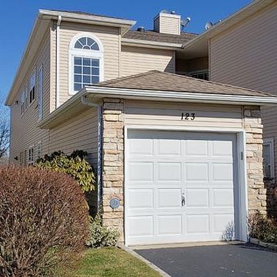 123 Windwatch Dr, Hauppauge, NY 11788