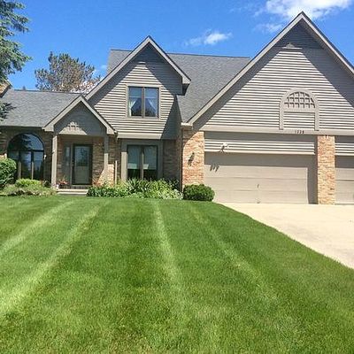 1238 Lake Valley Dr, Fenton, MI 48430