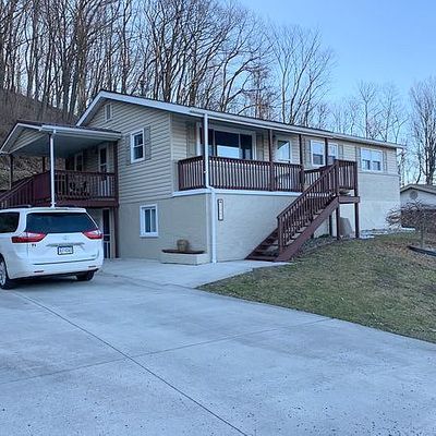 1662 Saint Francis Ln, Altoona, PA 16602