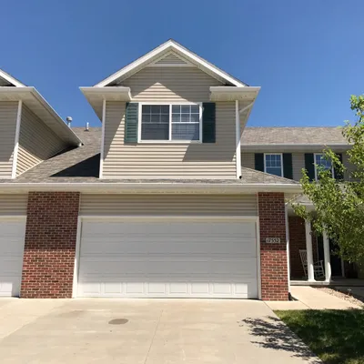 17552 Parker Plaza, Omaha, NE 68118