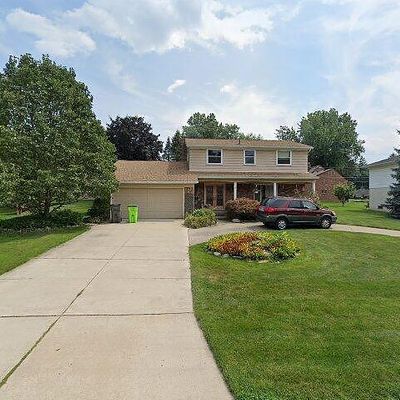 19326 Macintosh Dr, Clinton Township, MI 48036