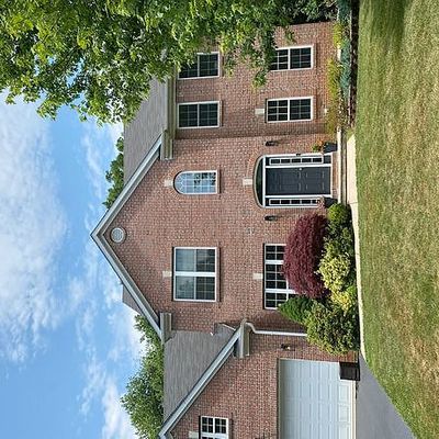 16 Maple Leaf Dr, Belford, NJ 07718