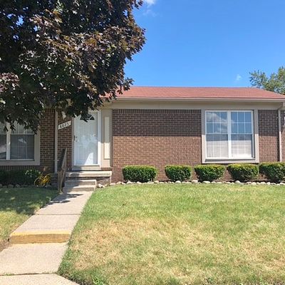 8825 Sunrise Dr, Sterling Heights, MI 48312