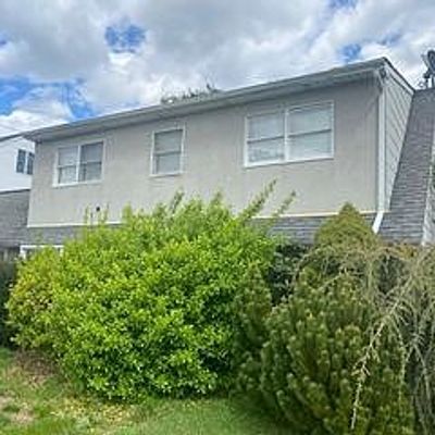 22 Tarry Ln, Levittown, NY 11756