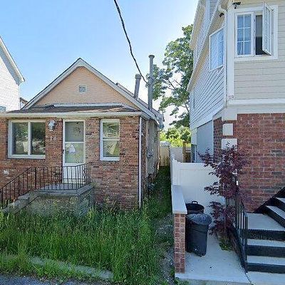 14 Iroquois St, Staten Island, NY 10305