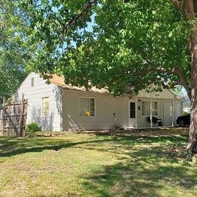 1018 Apache Dr, Salina, KS 67401