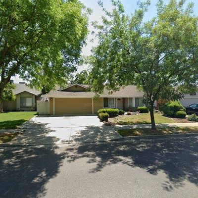 1130 E Donna Dr, Merced, CA 95340