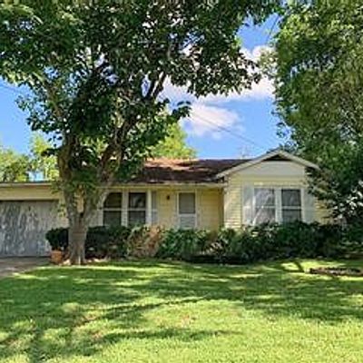 1405 W San Antonio St, Lockhart, TX 78644