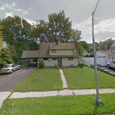 30 Roundabout Ln, Levittown, PA 19055