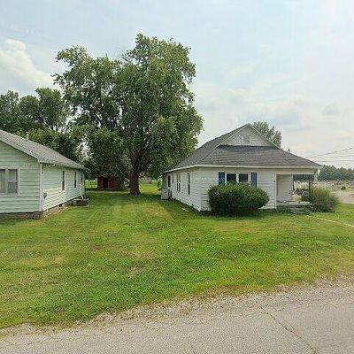 339 W Washington St, Flora, IL 62839