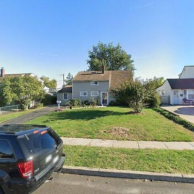 44 Woodbine Rd, Levittown, PA 19057