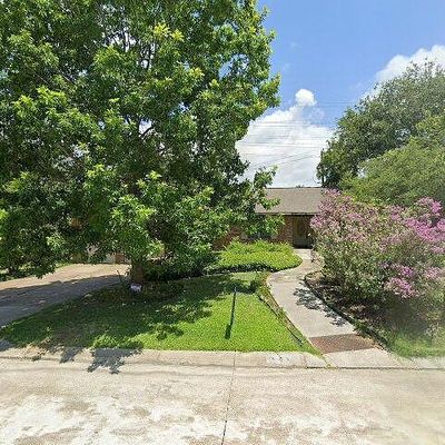 606 Scenic Dr, Baytown, TX 77521