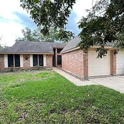 620 Manor Dr, Angleton, TX 77515