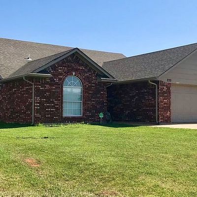 225 Cherokee St, Geronimo, OK 73543