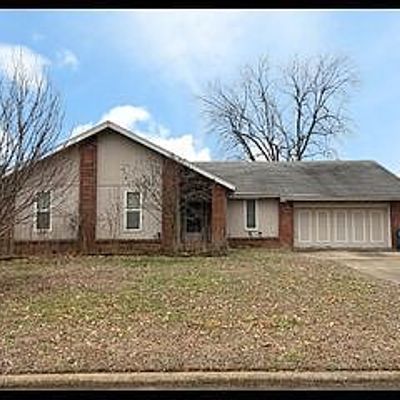 1352 E Woodgate St, Springfield, MO 65804