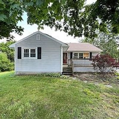 47 Monroe Ave, Jewett City, CT 06351