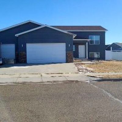 2688 Country Oak Dr, Dickinson, ND 58601