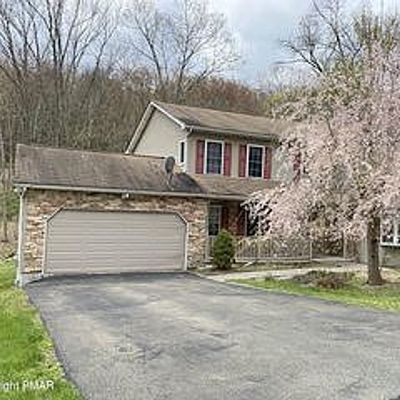 3215 Goldenrod Rd, Stroudsburg, PA 18360