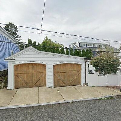 22 School St, Stonington, CT 06378