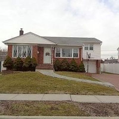 101 Hillary Ln, Westbury, NY 11590