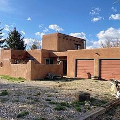 511 Apache St, Taos, NM 87571