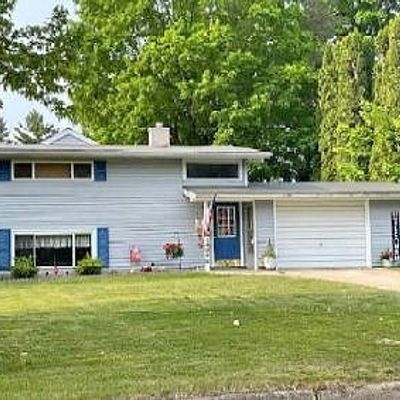 709 Sunset Ln, Cadillac, MI 49601