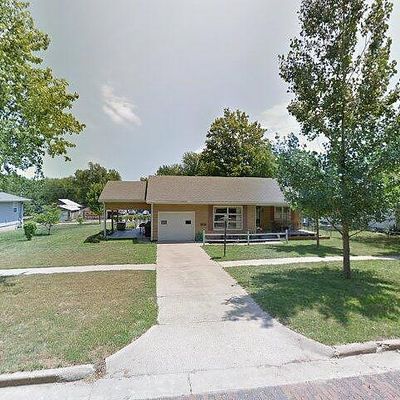 818 New Jersey Ave, Holton, KS 66436