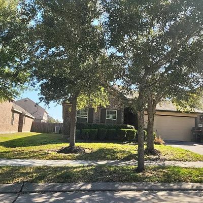 6818 Hunters Way Ln, Baytown, TX 77521