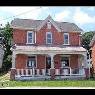 106 Chestnut St, Roseto, PA 18013