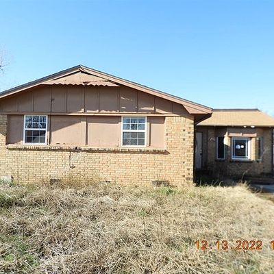 108 Windsor Dr, Chickasha, OK 73018