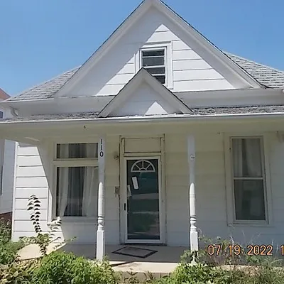 110 N Walnut St, Avoca, IA 51521