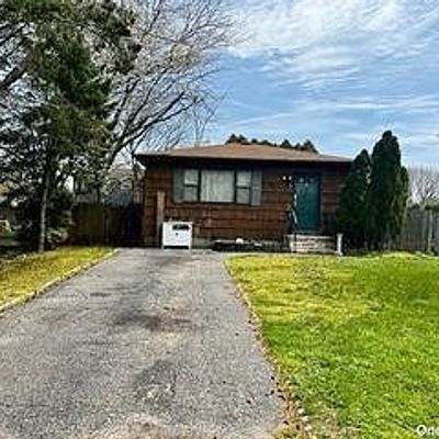 1 Kristina St, East Patchogue, NY 11772