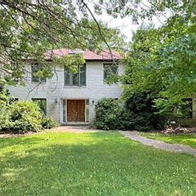 10 Snowflake Rd, Huntingdon Valley, PA 19006