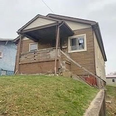 1318 Darlington Rd, Beaver Falls, PA 15010