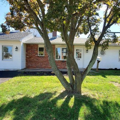 124 Pinewood Dr, Levittown, PA 19054