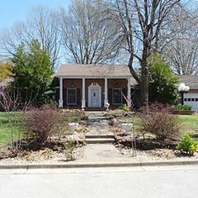 1664 Oak Dr, Aurora, MO 65605