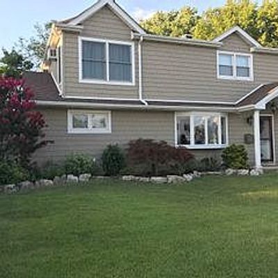 15 Reading Ln, Bethpage, NY 11714