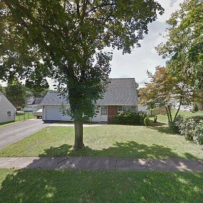 15 Uphill Rd, Levittown, PA 19056