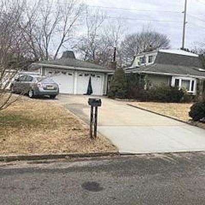 22 Pine Gate, East Patchogue, NY 11772