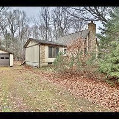 229 Champlain Dr, Tobyhanna, PA 18466