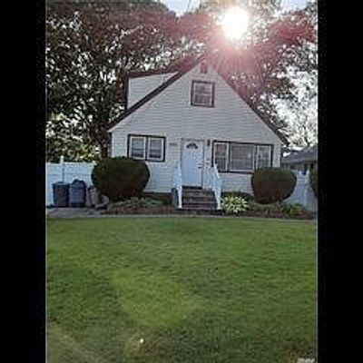 331 Lafayette St, Copiague, NY 11726