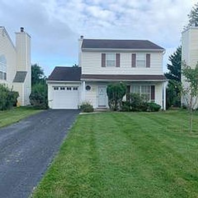 3 Badger Trl, Coram, NY 11727