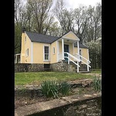 30 Meadowbrook Ln, New Windsor, NY 12553