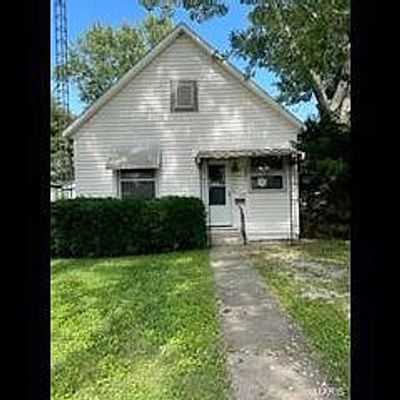 412 N Cedar St, Nokomis, IL 62075