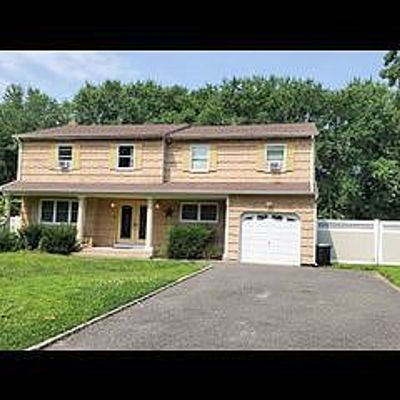 4 Eason Dr, Ridge, NY 11961