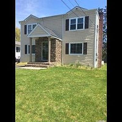 513 Mount Pl, West Babylon, NY 11704