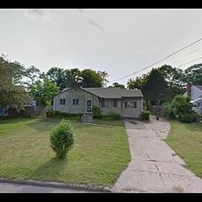 48 Lumur Dr, Sayville, NY 11782