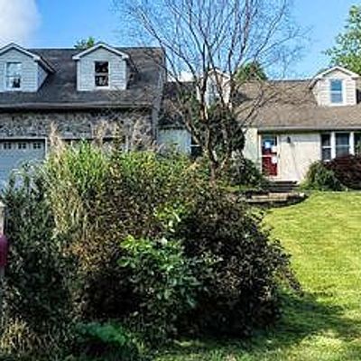 68 Hallowell Dr, Newtown, PA 18940