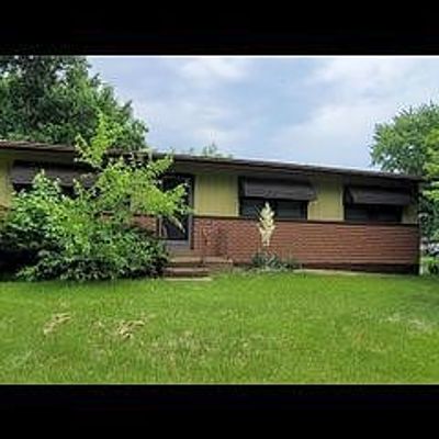 725 Manresa Ln, Florissant, MO 63031