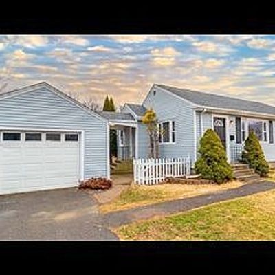 73 Bourne Rd, Swansea, MA 02777